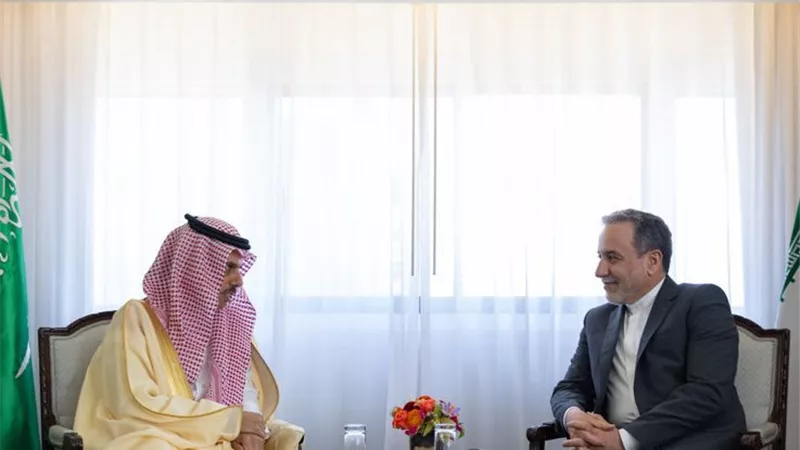 وزير الخارجية السعودي يتلقى اتصالا من نظيره الإيراني ويرحب بالاتفاق مع واشنطن