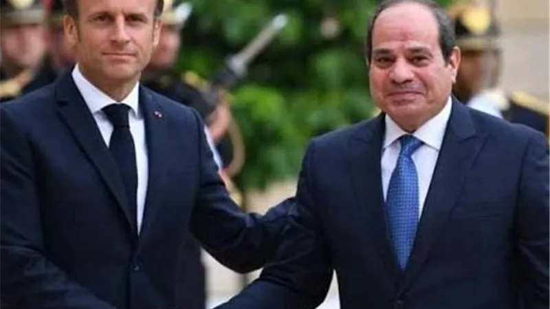 قمة السبع.. استقبال حار من ماكرون للرئيس السيسي في فرنسا