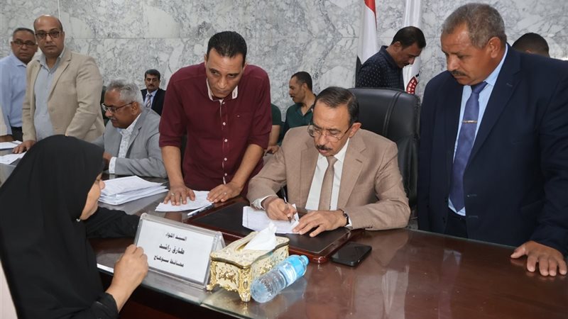 محافظ سوهاج يستمع