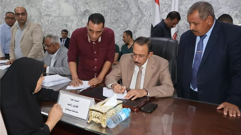 محافظ سوهاج يواصل الاستماع للمواطنين في اللقاء الأسبوعي.. وتوجيهات لفحص الشكاوى 