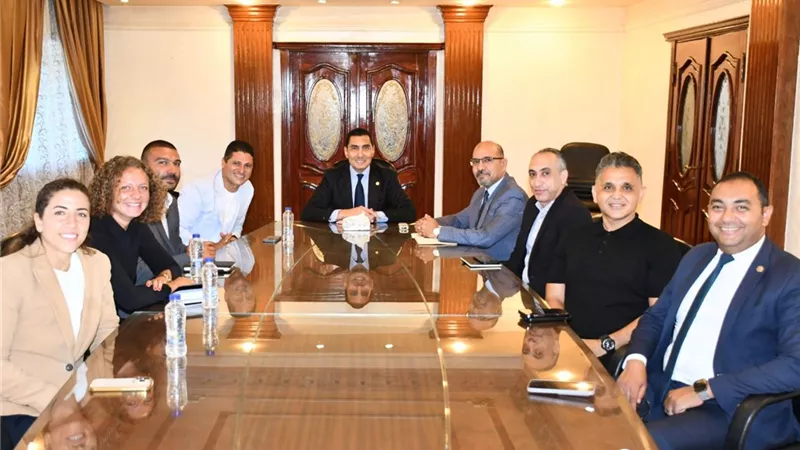 وزير الشباب والرياضة يبحث مع 