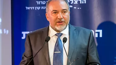 ليبرمان يدعو رئيس الأركان إلى مواجهة نتنياهو.. واحتجاجات تتسع ضد الحكومة الإسرائيلية