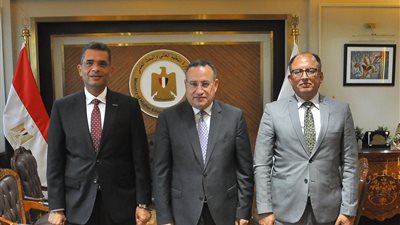 وزير التعليم العالي: تشكيل لجنة لدراسة التوسع في استخدام الطاقة الجديدة بالبحر الأحمر