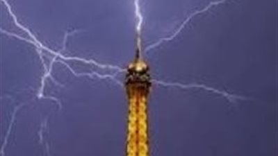 صاعقة تضرب قلب عاصمة فرنسا.. وسط تقلبات جوية حادة