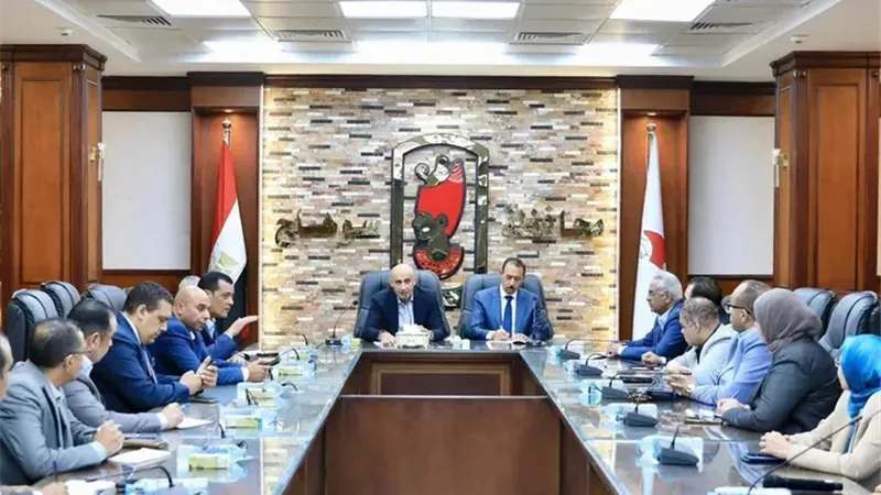 وزير التعليم ومحافظ سوهاج يناقشان انضباط امتحانات الثانوية العامة وخطة التوسع في المدارس