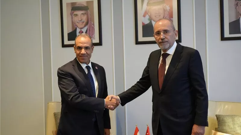 وزير الخارجية ونظيره الأردني يبحثان تعزيز العلاقات الثنائية ومستجدات الأوضاع الإقليمية