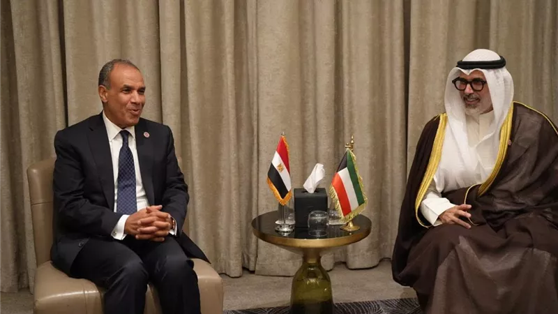وزير الخارجية يبحث مع نظيره الكويتي تعزيز التعاون الثنائي وتطورات الأوضاع الإقليمية 