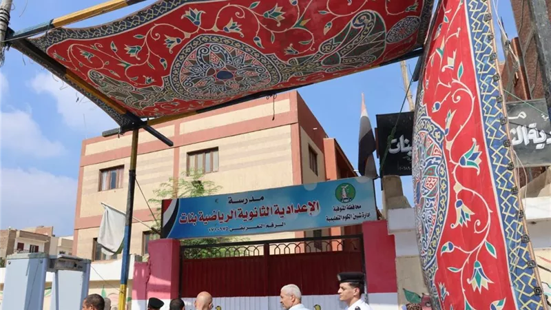 في أول أيام امتحانات الثانوية العامة.. محافظ المنوفية يتفقد اللجان ويؤكد توفير الأجواء المناسبة للطلاب