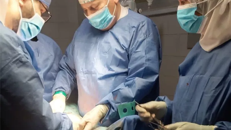 تدخلات جراحية دقيقة تنقذ مصابًا من نزيف داخلي وتعيد الأمل لمرضى العظام والمسالك