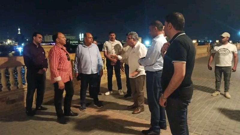إنارة ديكورية ومقاعد