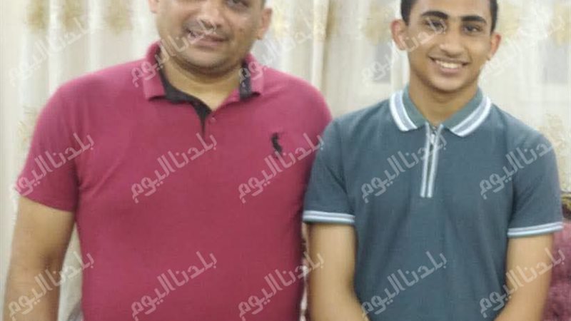 مع والده