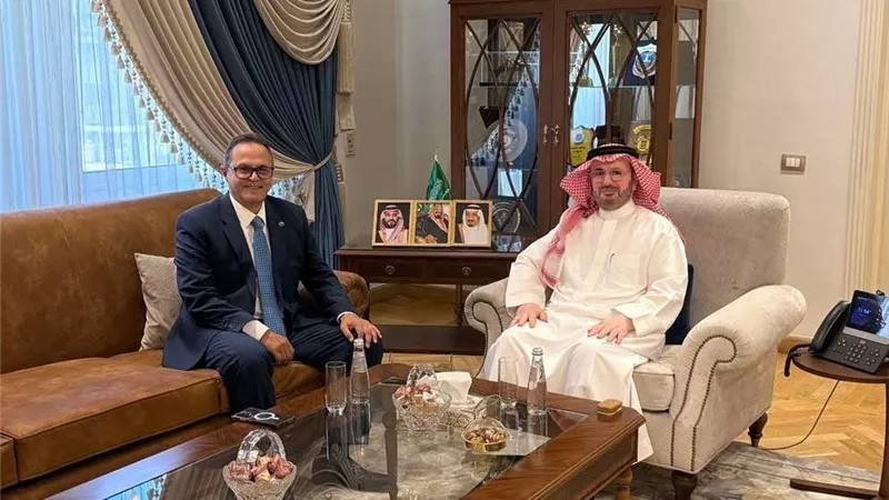 القنصل العام السعودي بالإسكندرية يبحث تعزيز التعاون الاقتصادي والاستثماري مع رجال الأعمال