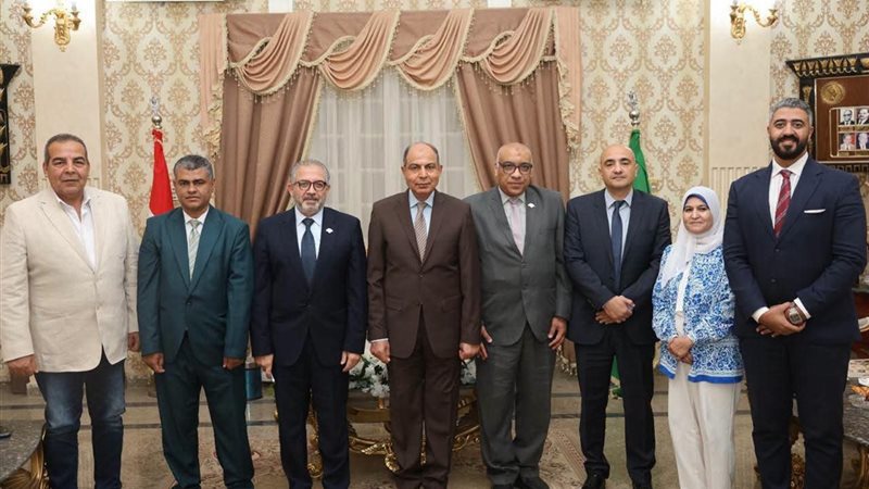 محافظ المنيا يبحث