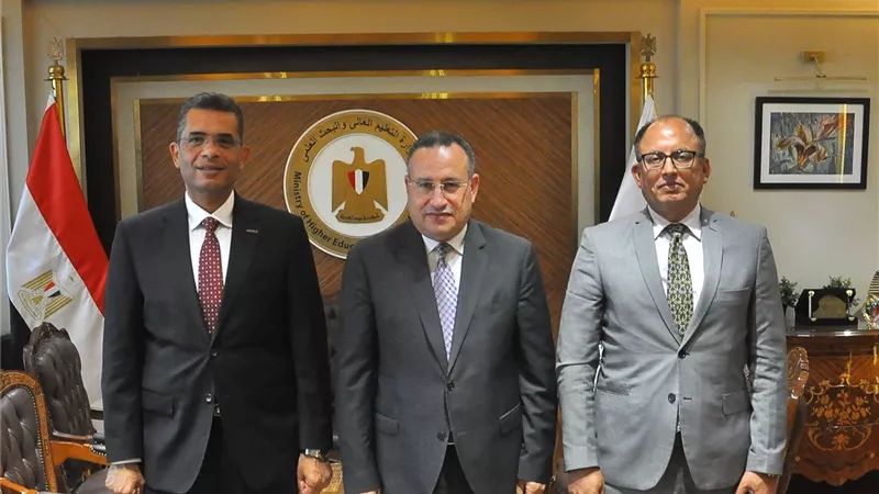 وزير التعليم العالي: تشكيل لجنة لدراسة التوسع في استخدام الطاقة الجديدة بالبحر الأحمر