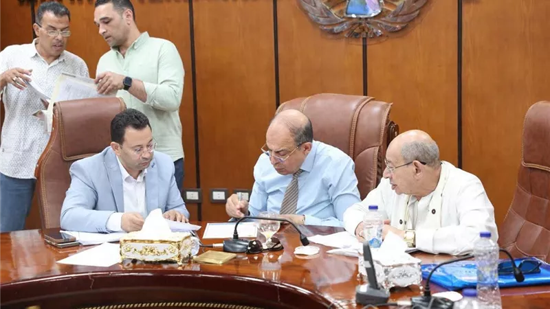 محافظ المنيا يبحث مع نواب البرلمان خطط التنمية ويستعرض أولويات الخدمات بالمحافظة