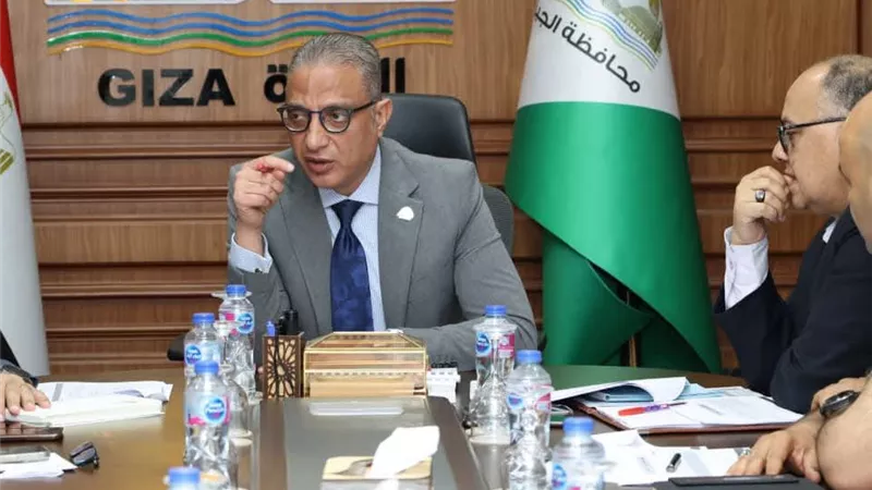 محافظ الجيزة يتابع مشكلات الكهرباء والصرف الصحي بالواحات ويصدر توجيهات جديدة