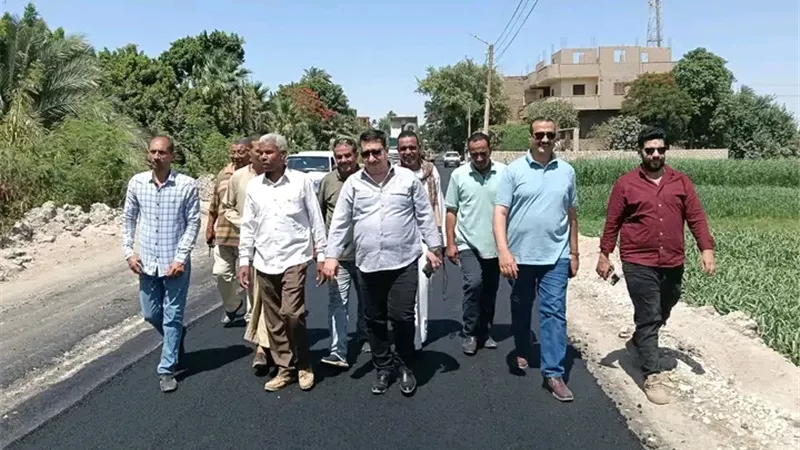رفع كفاءة الطرق غرب طهطا.. رصف طريق الصفيحة – نزلة عمارة لتحسين حركة المواطنين