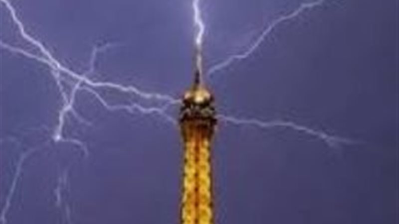 صاعقة تضرب برج إيفيل