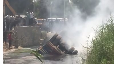 انقلاب سيارة نقل في ترعة بالصف.. إصابة السائق وتحرك سريع لانتشال المركبة