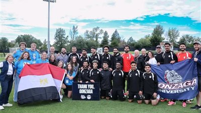 منتخب مصر يهدي جامعة جونزاجا قميص الفراعنة ويشكرها على الاستضافة
