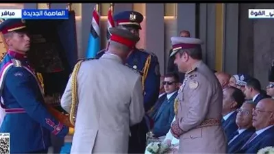 وزير الدفاع يهدي الرئيس السيسي درعاً تذكارياً خلال افتتاح مقر القيادة الإستراتيجية