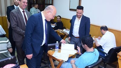 رئيس جامعة سوهاج يتفقد امتحانات الدراسات العليا بكلية الدراسات والبحوث البيئية 