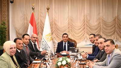 وزير الرياضة يناقش آليات إطلاق مشروع 