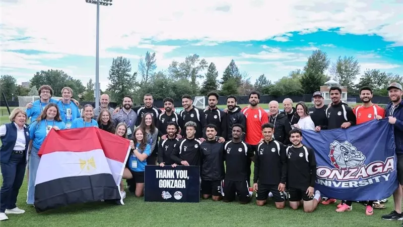 منتخب مصر يهدي جامعة جونزاجا قميص الفراعنة ويشكرها على الاستضافة