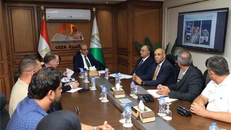 محافظ الجيزة: فض 8 أسواق عشوائية في إمبابة ودراسة تطبيق الجمع السكني تجريبيا