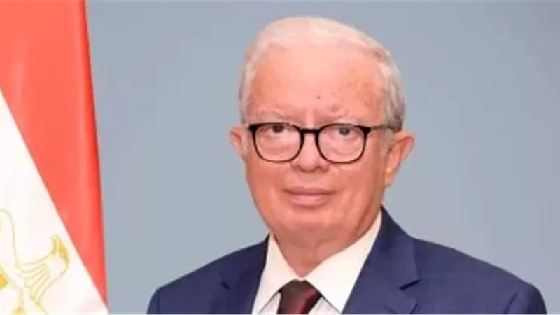 الدكتور حسين عيسى