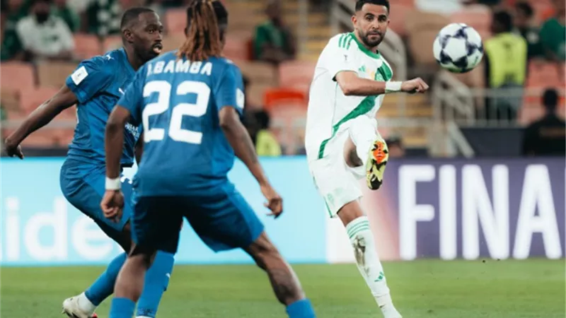 رسمياً.. الأهلي السعودي يعلن رحيل رياض محرز 