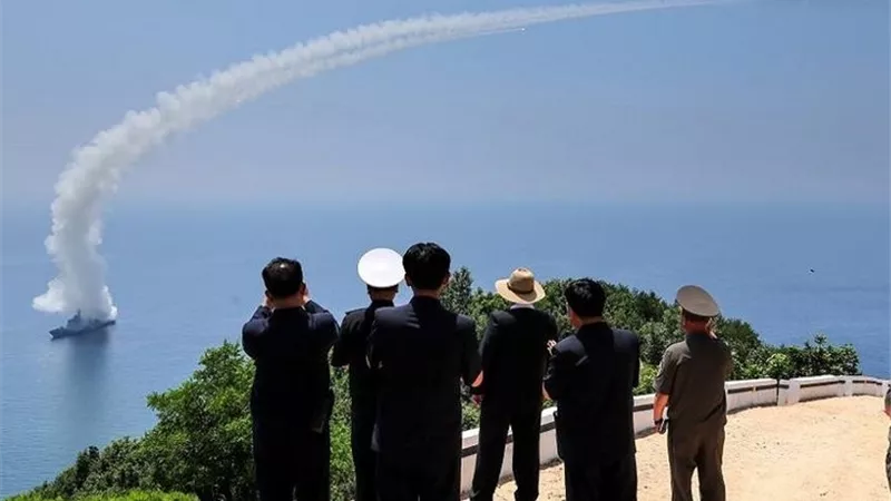 زعيم كوريا الشمالية يشرف على اختبار أسلحة بحرية متطورة وإطلاق صاروخ مجنح