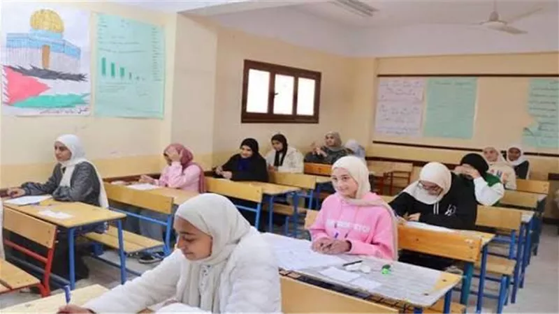 ضبط حالات غش إلكتروني بامتحان الإنجليزي بالثانوية العامة والتعليم تحقق في الصور المتداولة