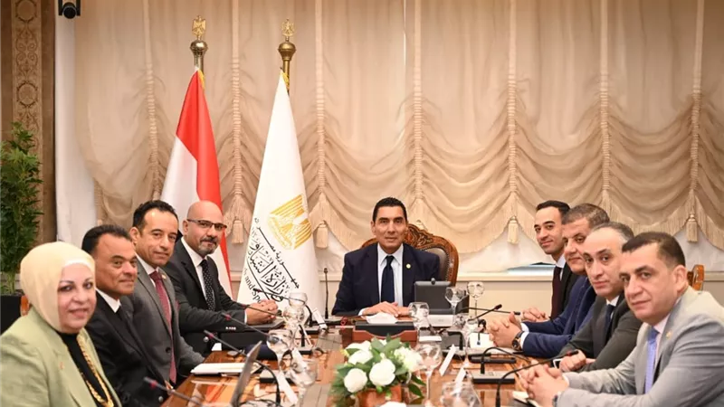 وزير الرياضة يناقش آليات إطلاق مشروع 