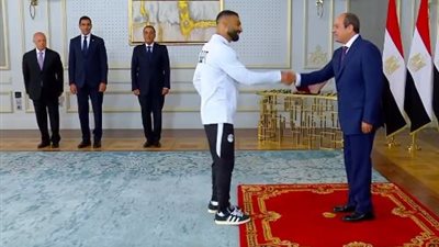 لاعبو منتخب مصر للرئيس السيسى: سنبذل قصارى جهدنا للبناء على إنجاز كأس العالم