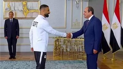 السيسي يشيد بمحمد صلاح ويؤكد ضرورة إعداد نجوم جدد للكرة المصرية