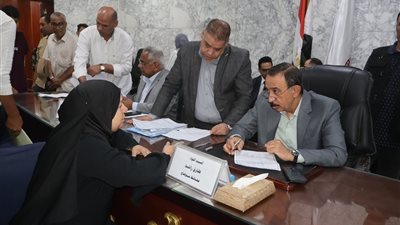 محافظ سوهاج يتابع شكاوى المواطنين في اللقاء الأسبوعي.. وتكليفات عاجلة بحلها