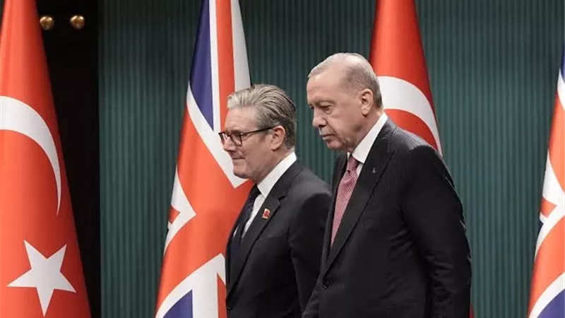 أردوغان وستارمر يبحثان التعاون الثنائي على هامش قمة الناتو في أنقرة