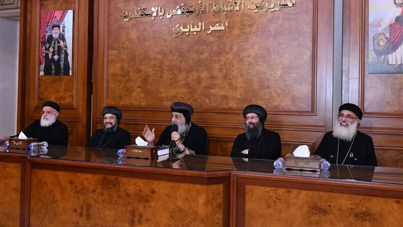 البابا يكرم أعضاء