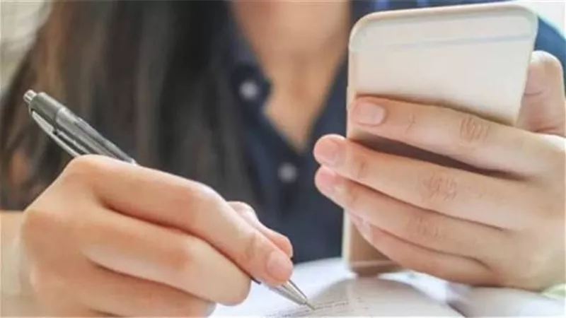 التعليم تضبط أول حالة غش إلكتروني في امتحان الفيزياء