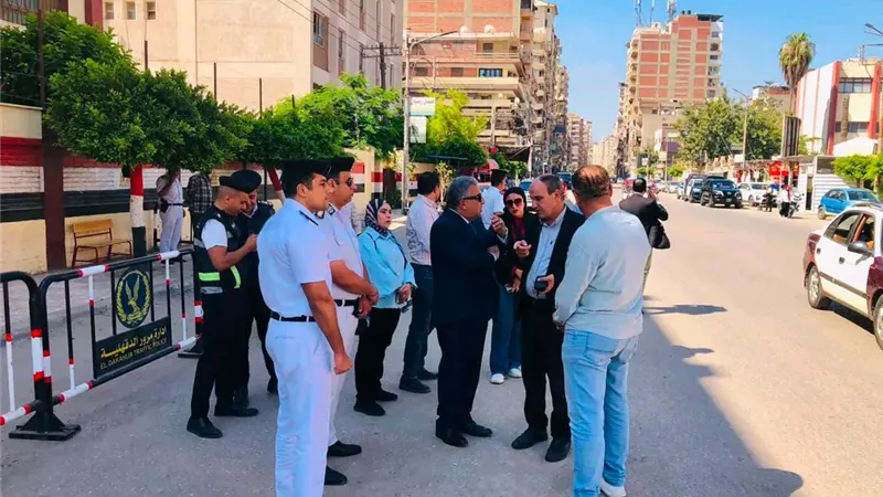 من داخل اللجان.. محافظ الدقهلية يطمئن على سير امتحانات الثانوية العامة
