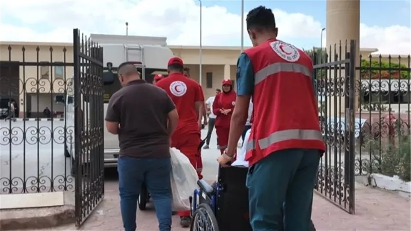 الهلال الأحمر المصري يستقبل الدفعة الـ60 من الجرحى الفلسطينيين عبر معبر رفح