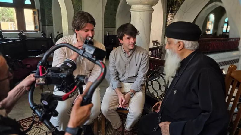 كنيسة العذراء بالزيتون تستقبل فريقًا سينمائيًا إيطاليًا لتوثيق تجلي العذراء في فيلم عالمي