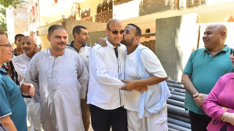 محافظ أسيوط يتفقد أعمال تنفيذ خط مياه شرب جديد بالعقال القبلي بالبداري 