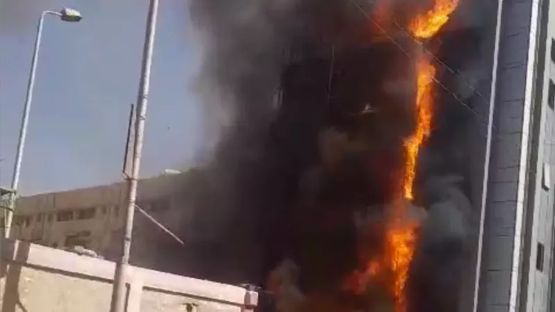 محافظ أسوان يتابع جهود السيطرة الفورية على حريق أعلى سطح مستشفى الجراحة