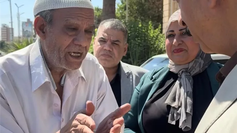 محافظ سوهاج يصطحب مواطناً إلى الوحدة المحلية لإنهاء أزمةالتصالح ويوجه بسرعةحسم ملفه