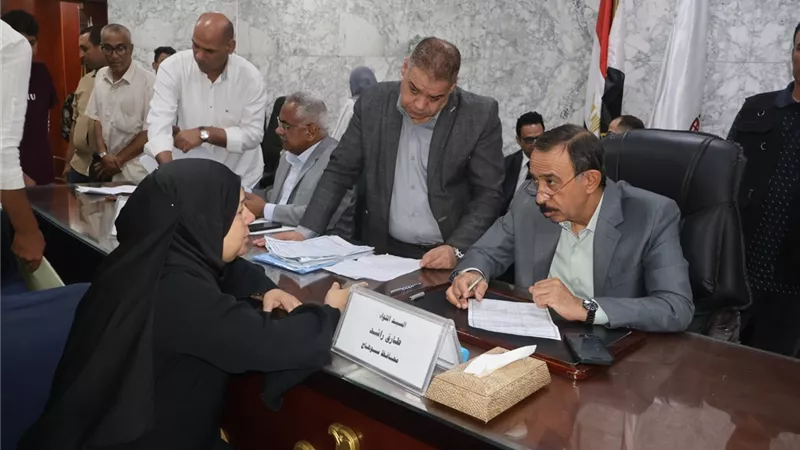 محافظ سوهاج يتابع شكاوى المواطنين في اللقاء الأسبوعي.. وتكليفات عاجلة بحلها