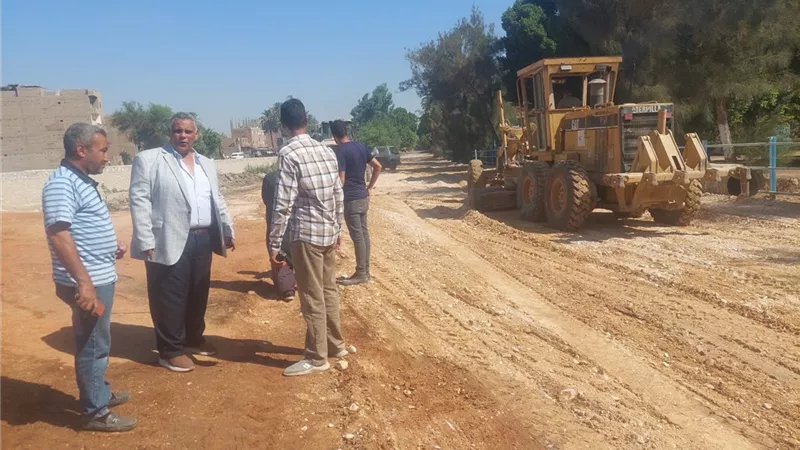 محافظ أسيوط يتابع تجهيز طريق قرية الحمام للرصف