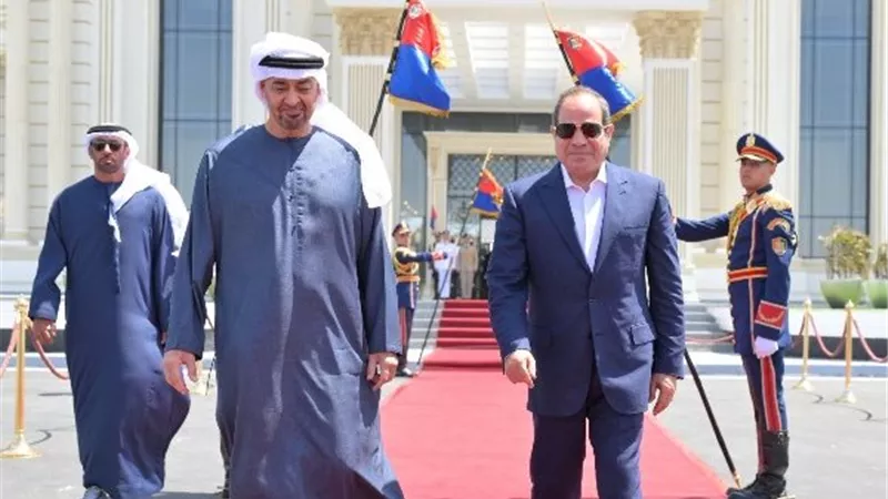 الرئيس السيسي يودع نظيره الإماراتي بمطار العلمين بعد زيارة أخوية لمصر
