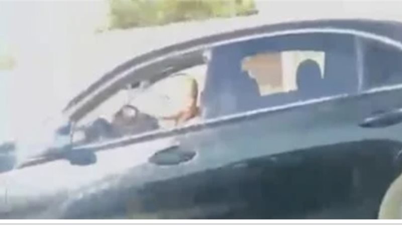 قائد سيارة بملاحقتها